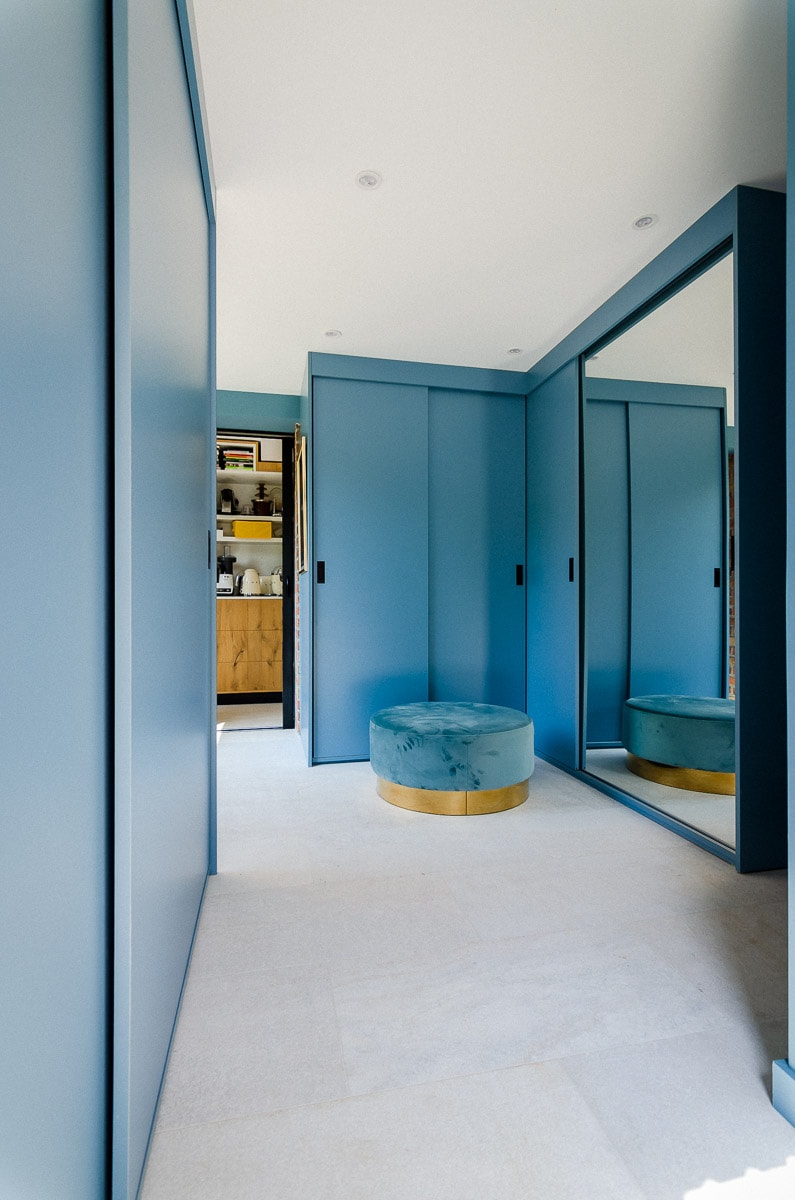 dressing bleu avec miroir et pouf en velours